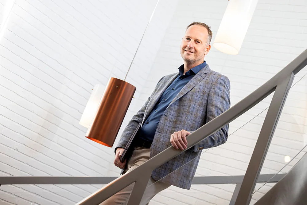 Kristian Bluhme fra DCEO på trappen